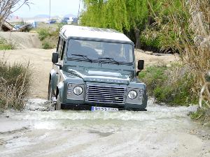 Land Rover Defender 90 SW SE: Por tierra, mar y aire