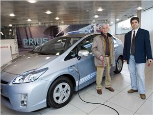 Toyota entrega los primeros Prius PHV
